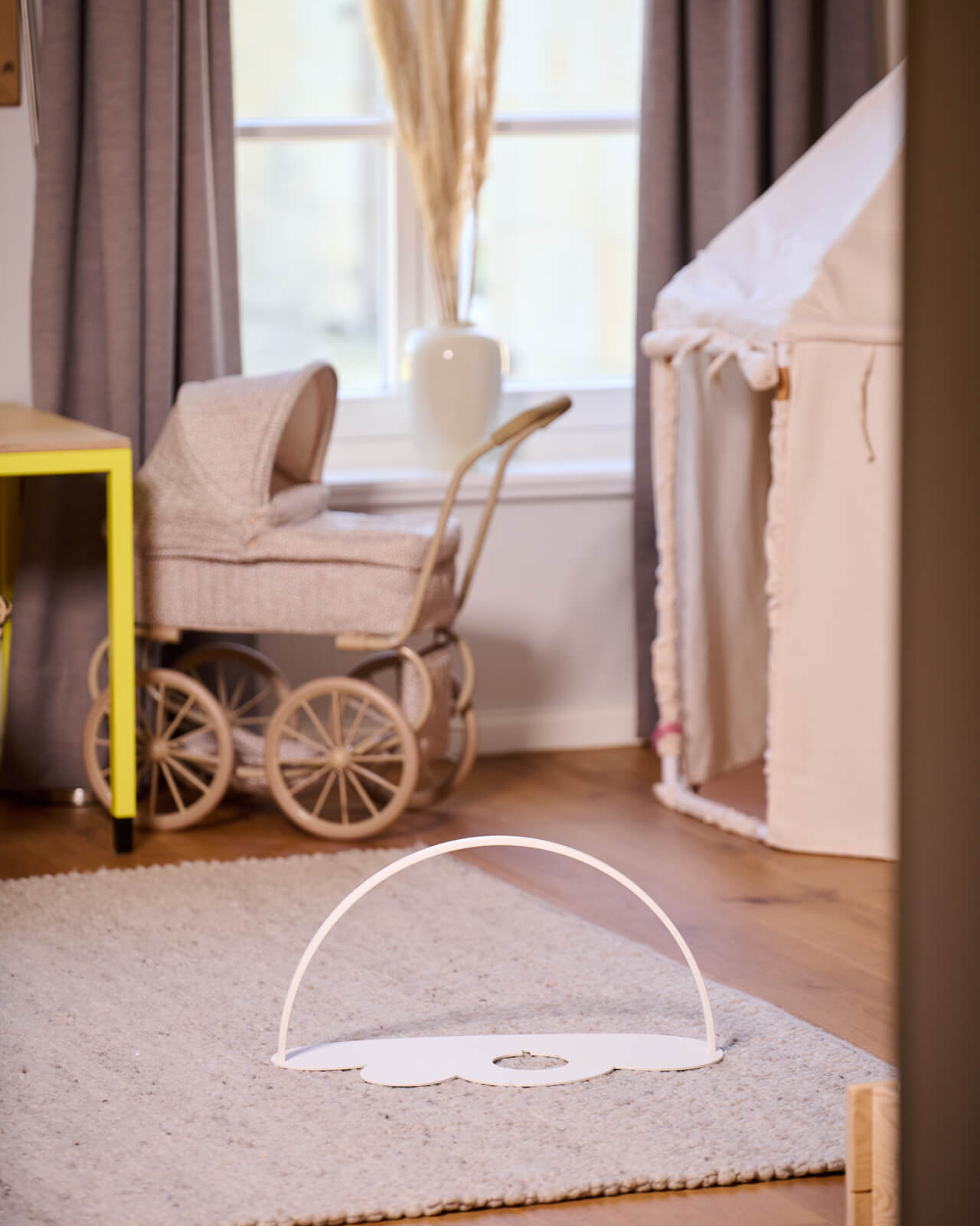 Regal für Toniebox & Tonies in Weiß - Moodbild im Kinderzimmer auf dem Boden aufgestellt