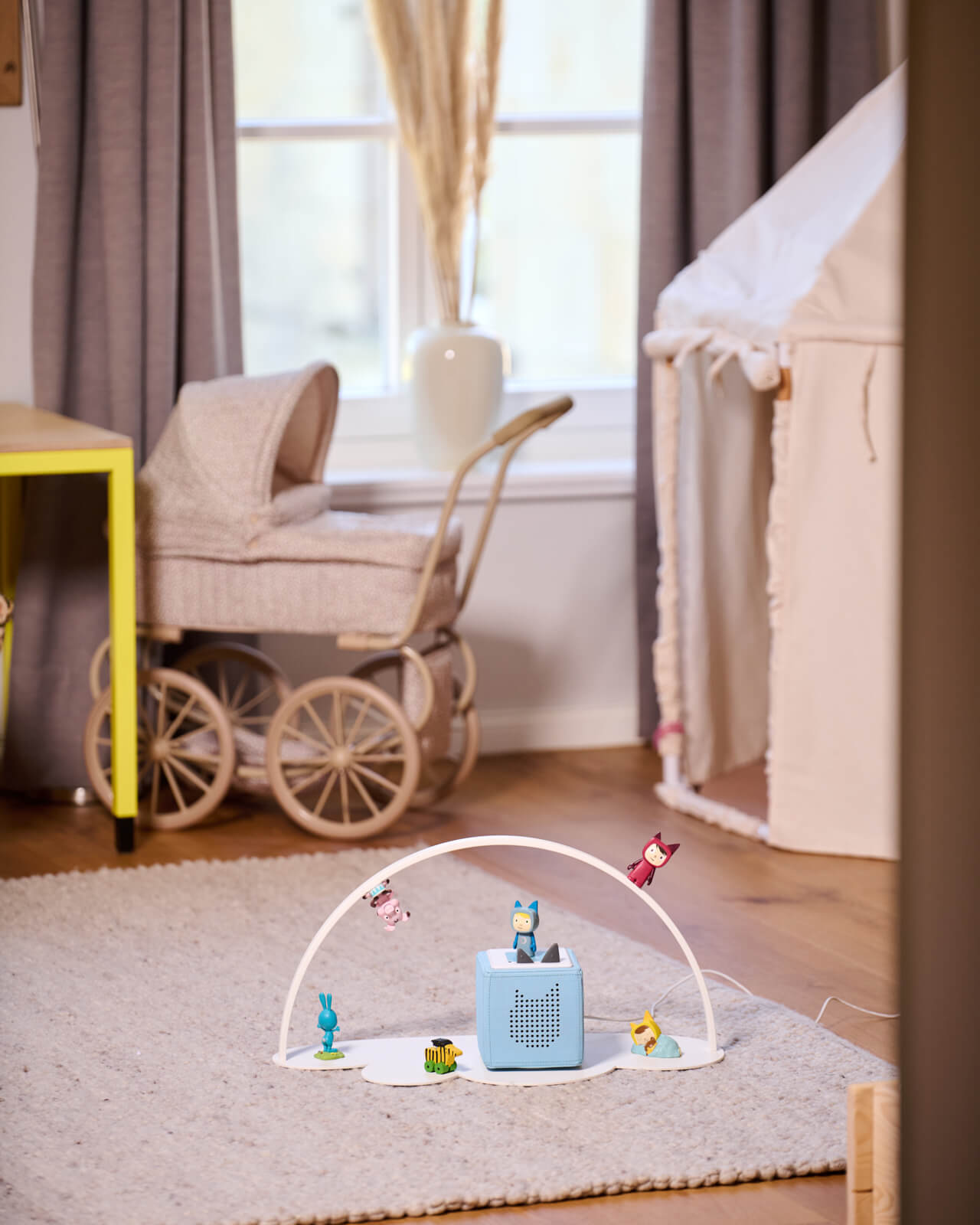 Regal für Toniebox & Tonies in Weiß - Moodbild im Kinderzimmer auf dem Boden aufgestellt