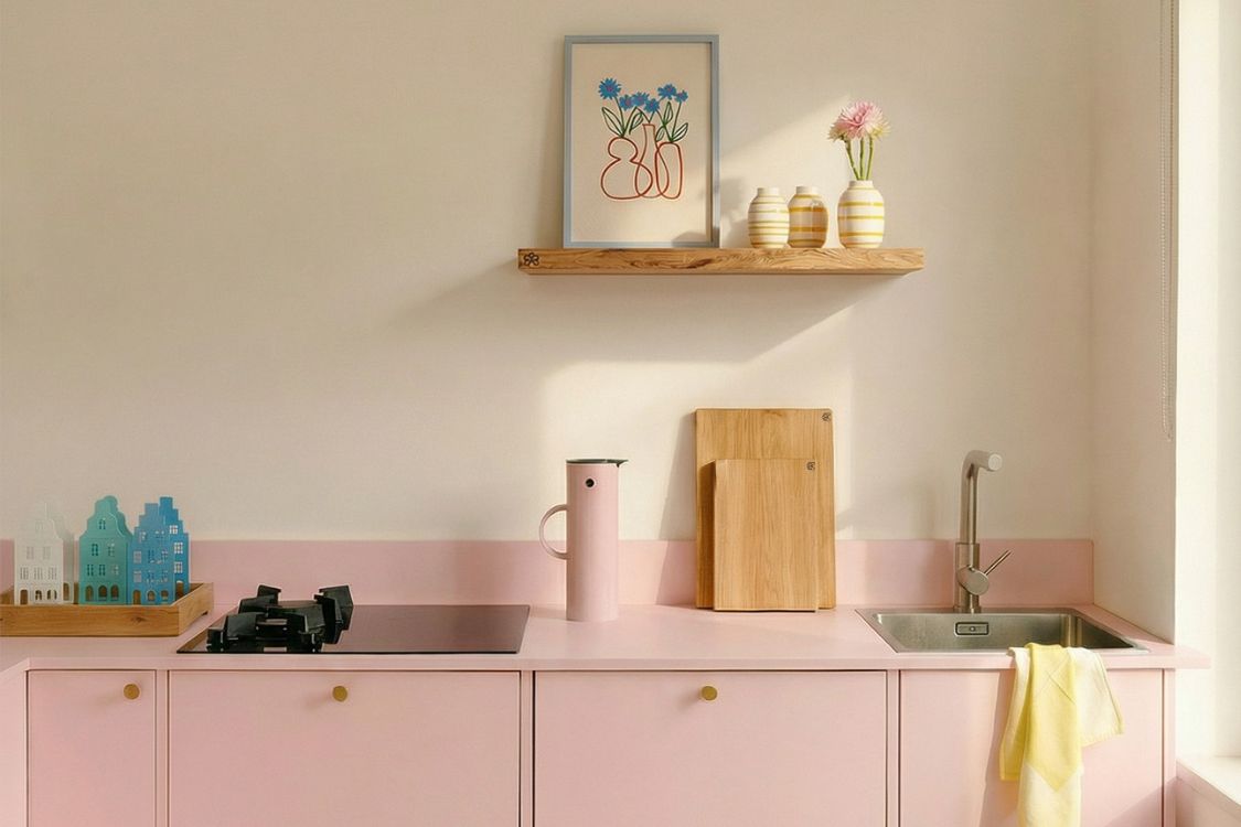 Moodbild von einer rosanen Küche mit einem Holz-Wandregal FIERS angebracht, Schneidebretter BEMME in zwei Größen und Windlichter NOBELSTREHLE zur Darstellung des Shop the Looks