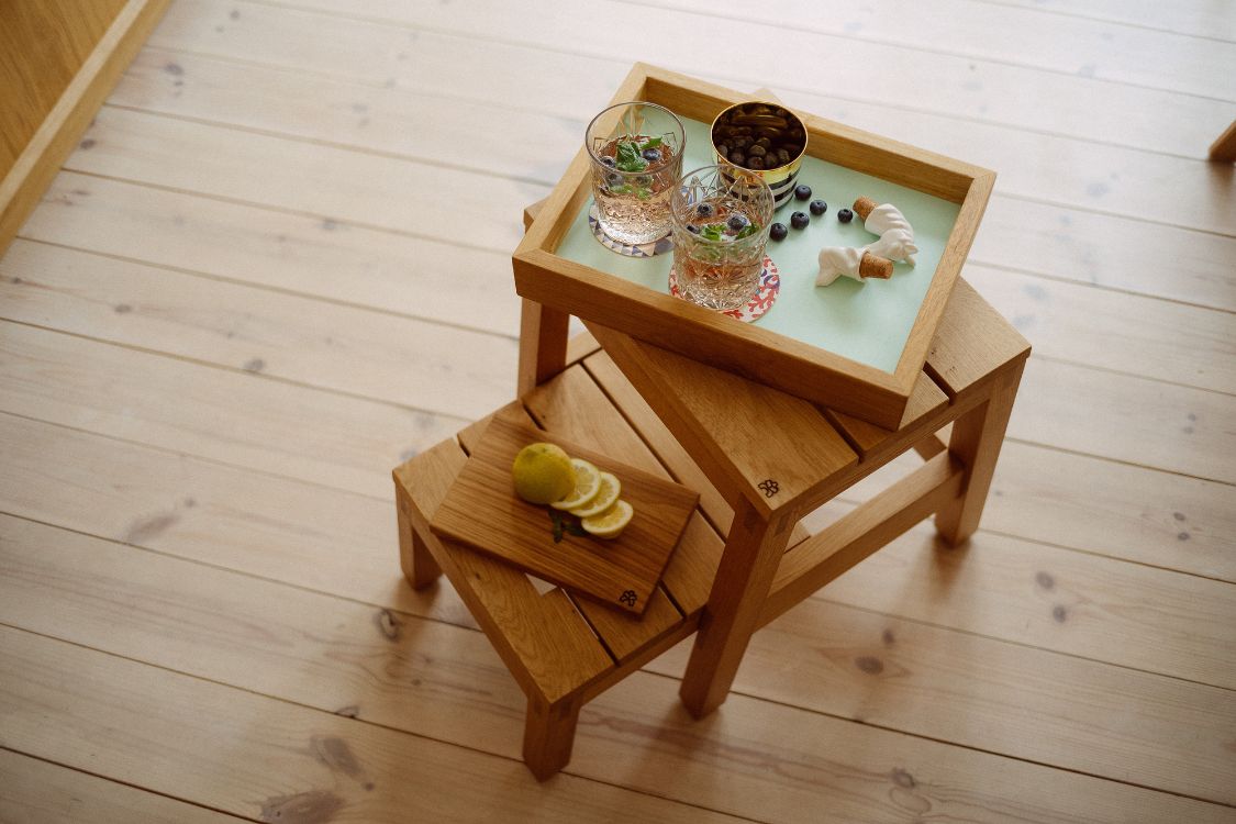 Shop the look Bild mit einem Hocker KURANT, ein Tablett ALMA und ein Schneidebrett BEMME