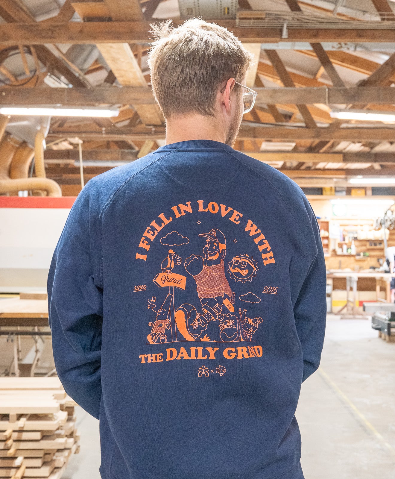 Sweatshirt in Dunkelblau Daily Grind von hinten