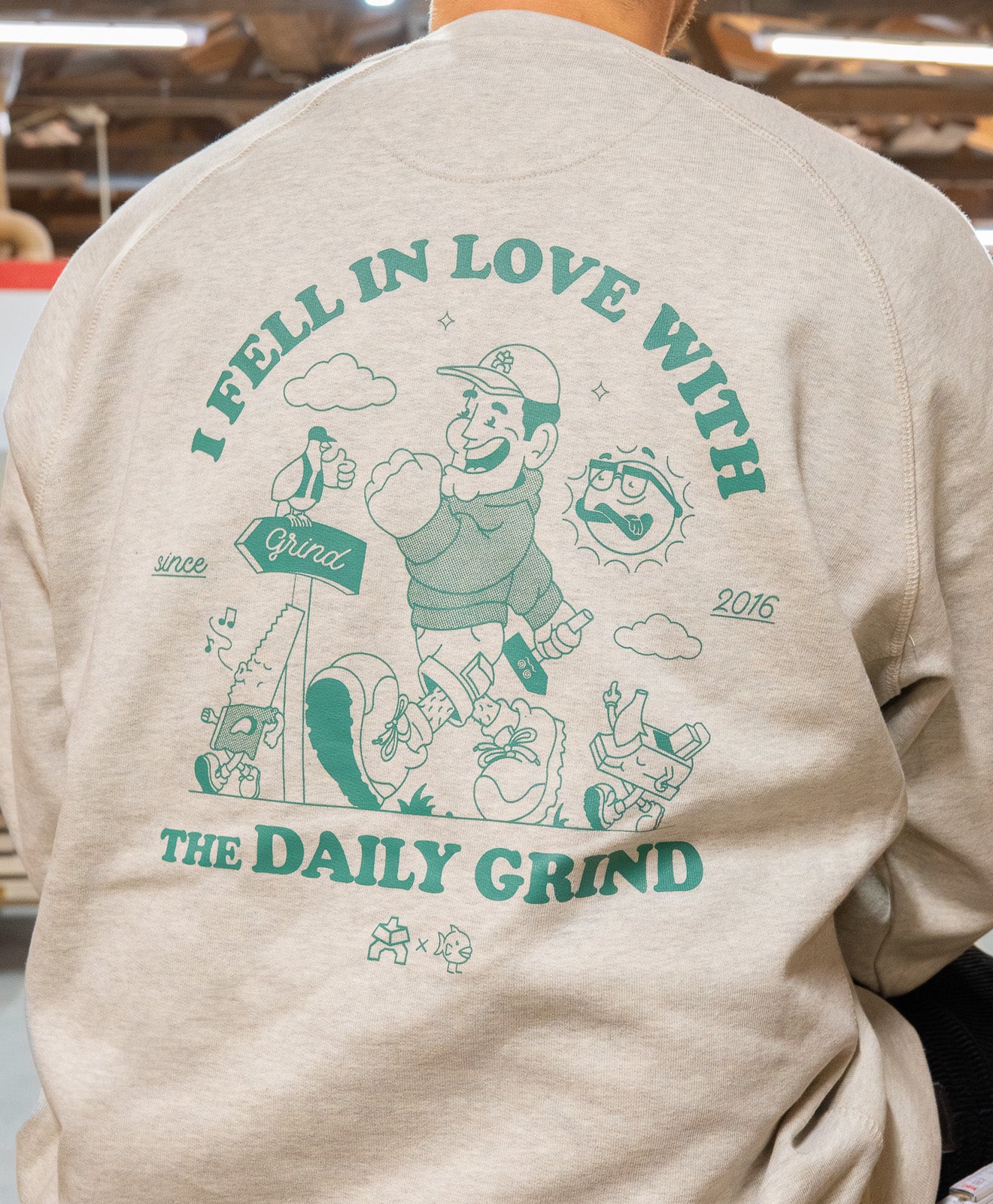 Sweatshirt in Grau Daily Grind von Hinten