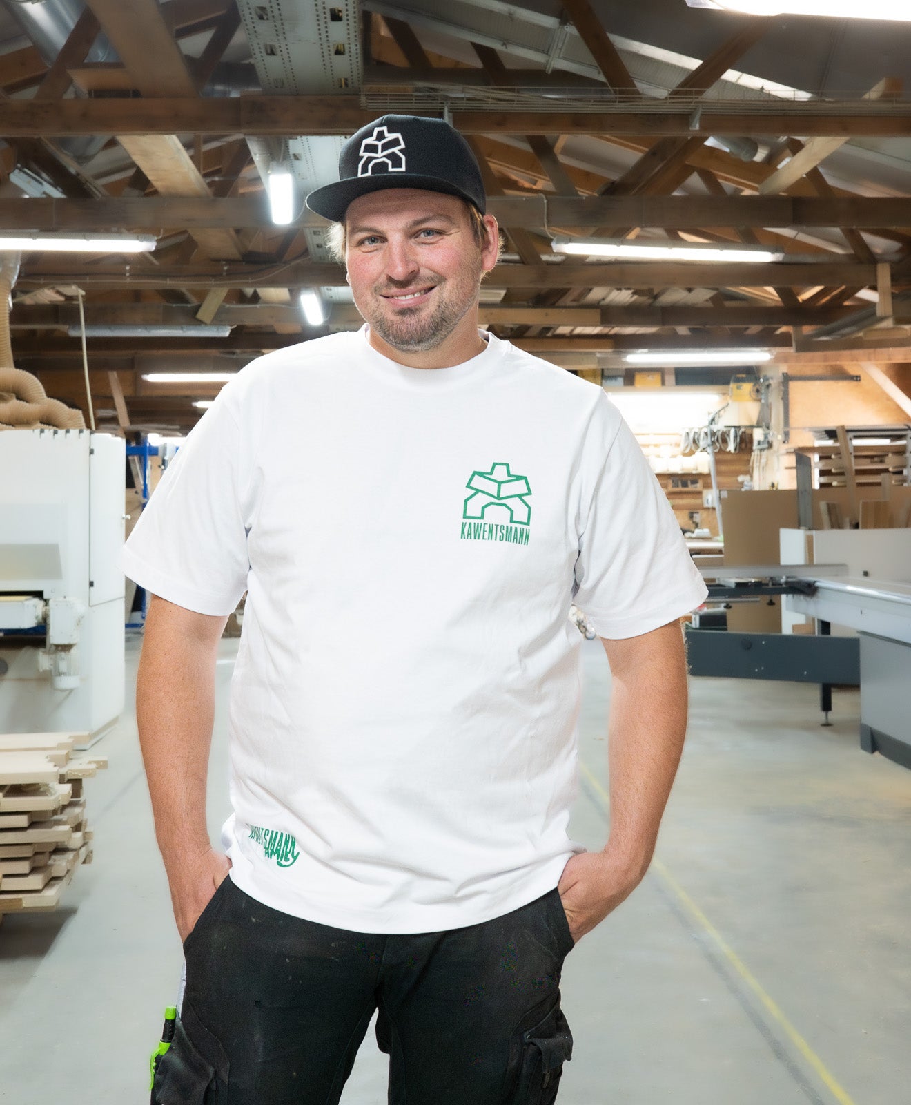 T-Shirt in Weiß Kawentsmann Logo in Grün Family
