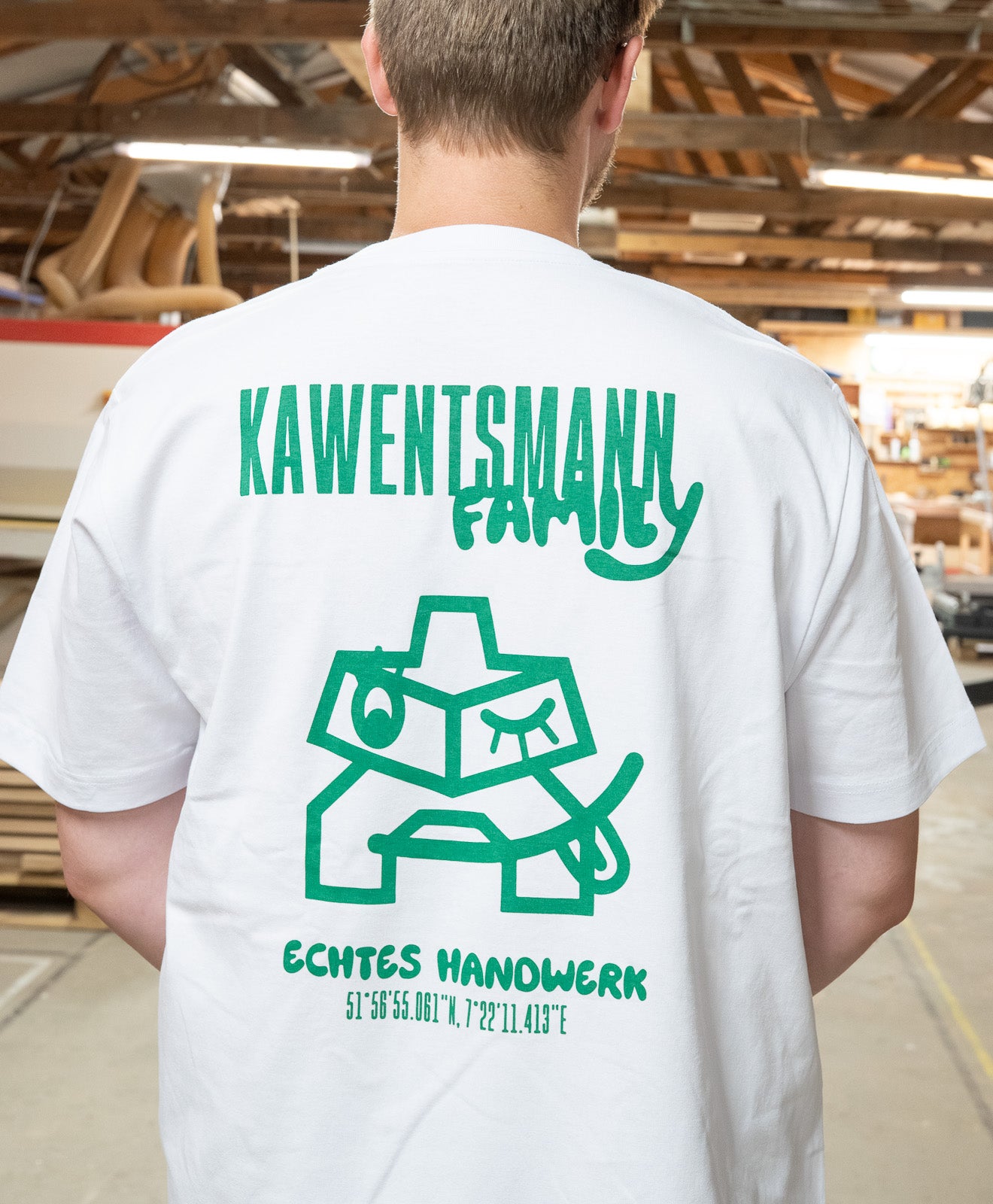 T-Shirt in Weiß Kawentsmann Logo in Grün Family