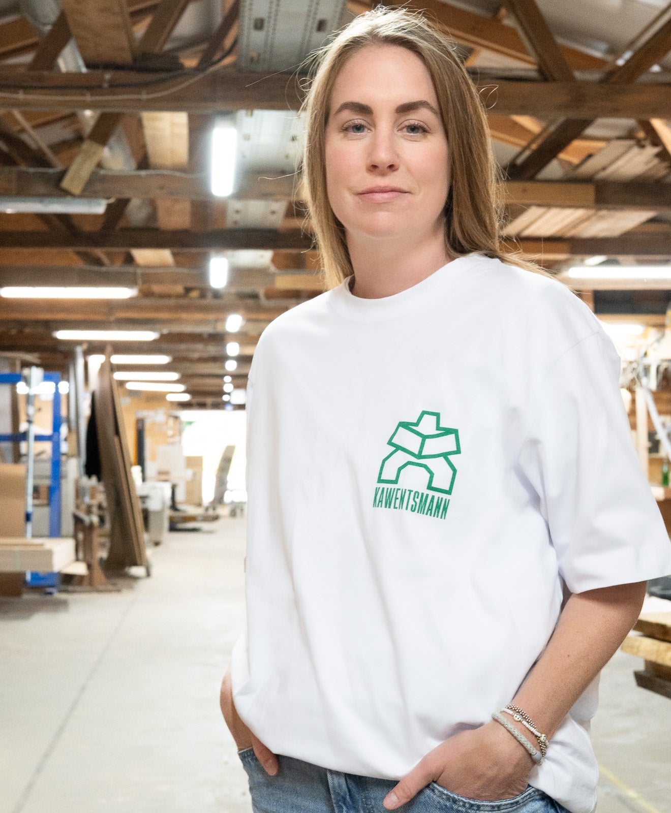 T-Shirt in Weiß Kawentsmann Logo in Grün Family
