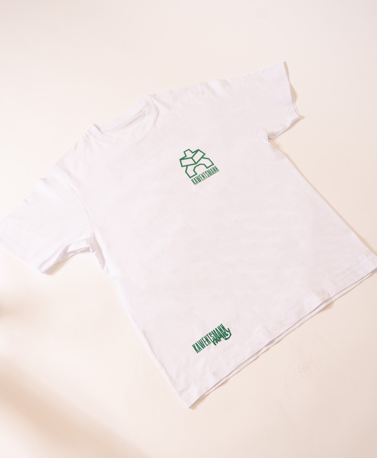 T-Shirt in Weiß Kawentsmann Logo in Grün Family