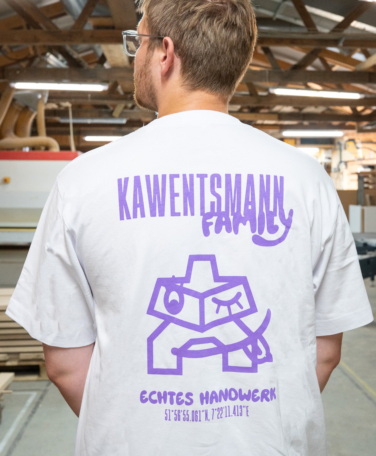 T-Shirt in Weiß Kawentsmann Logo in Lila Family