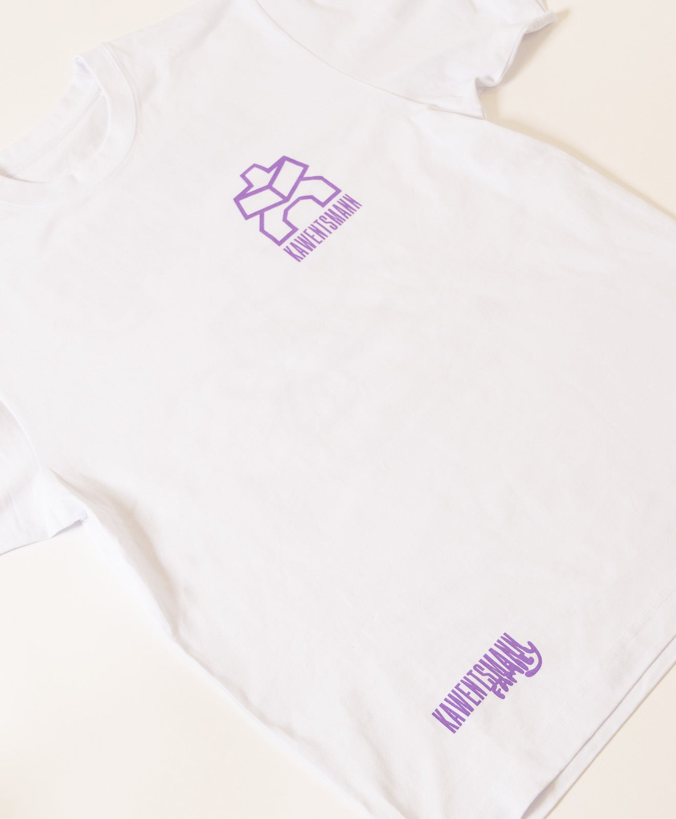 T-Shirt in Weiß Kawentsmann Logo in Lila Family