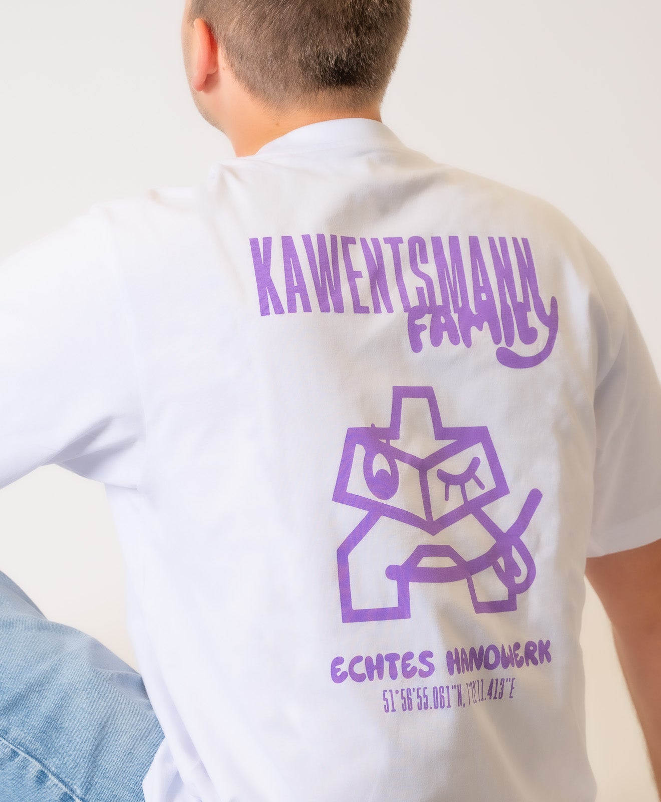 T-Shirt in Weiß Kawentsmann Logo in Lila Family