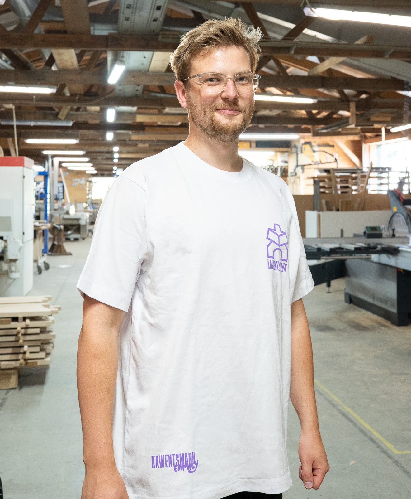 T-Shirt in Weiß Kawentsmann Logo in Lila Family