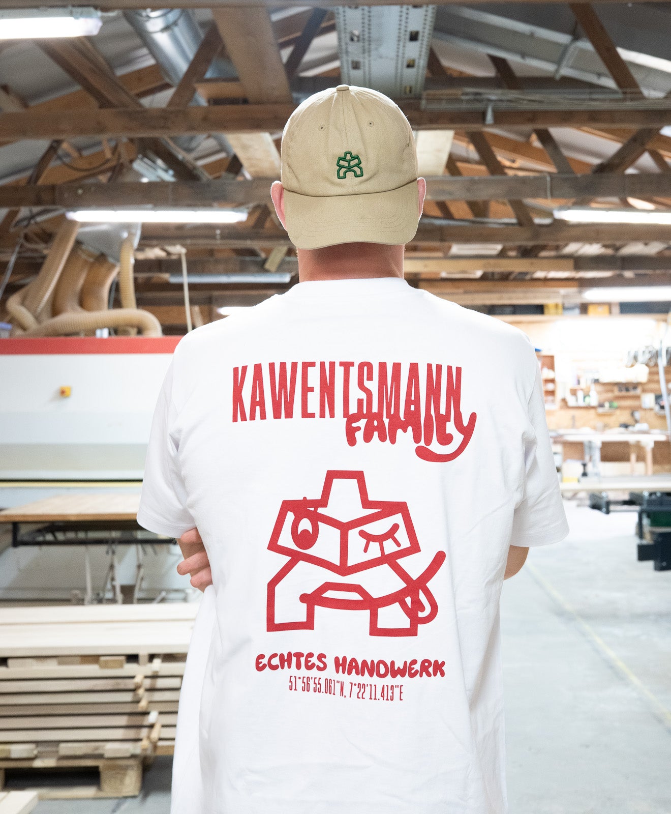T-Shirt in Weiß Kawentsmann Logo in Rot Family