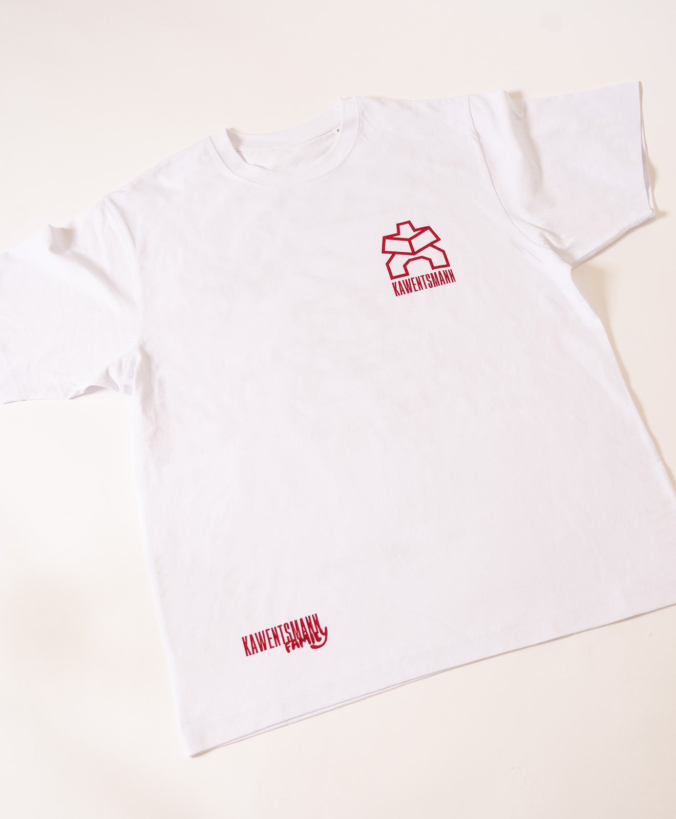 T-Shirt in Weiß Kawentsmann Logo in Rot Family