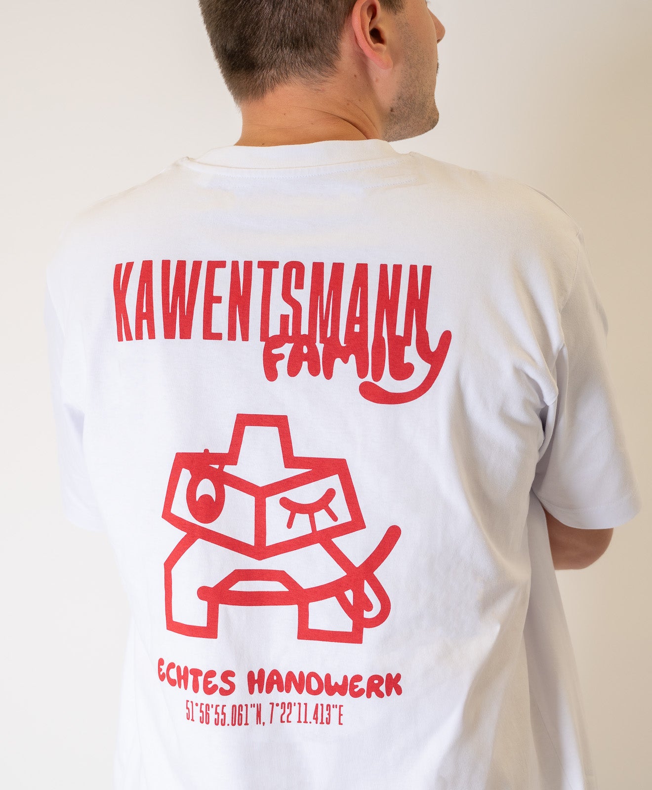 T-Shirt in Weiß Kawentsmann Logo in Rot Family