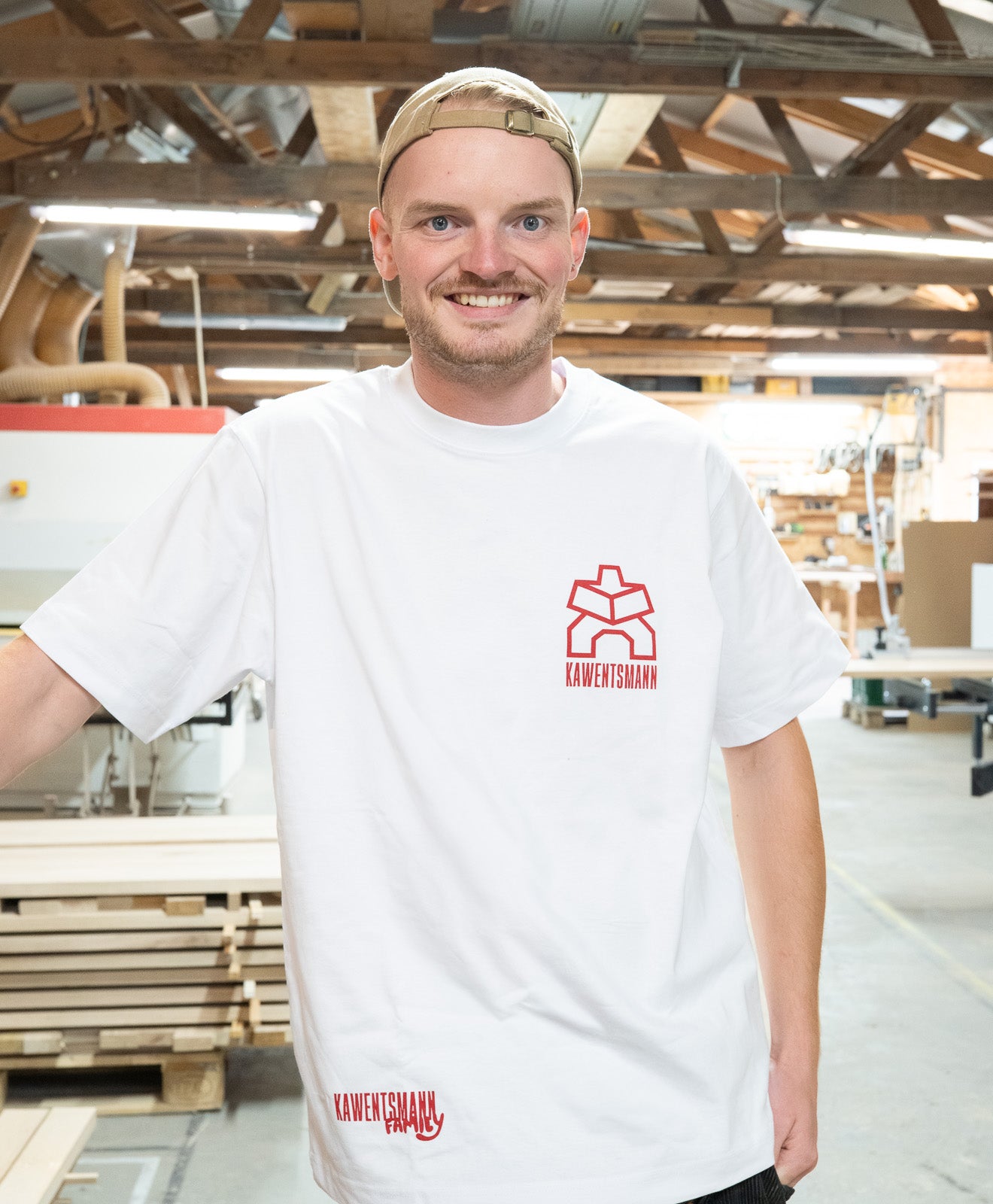 T-Shirt in Weiß Kawentsmann Logo in Rot Family