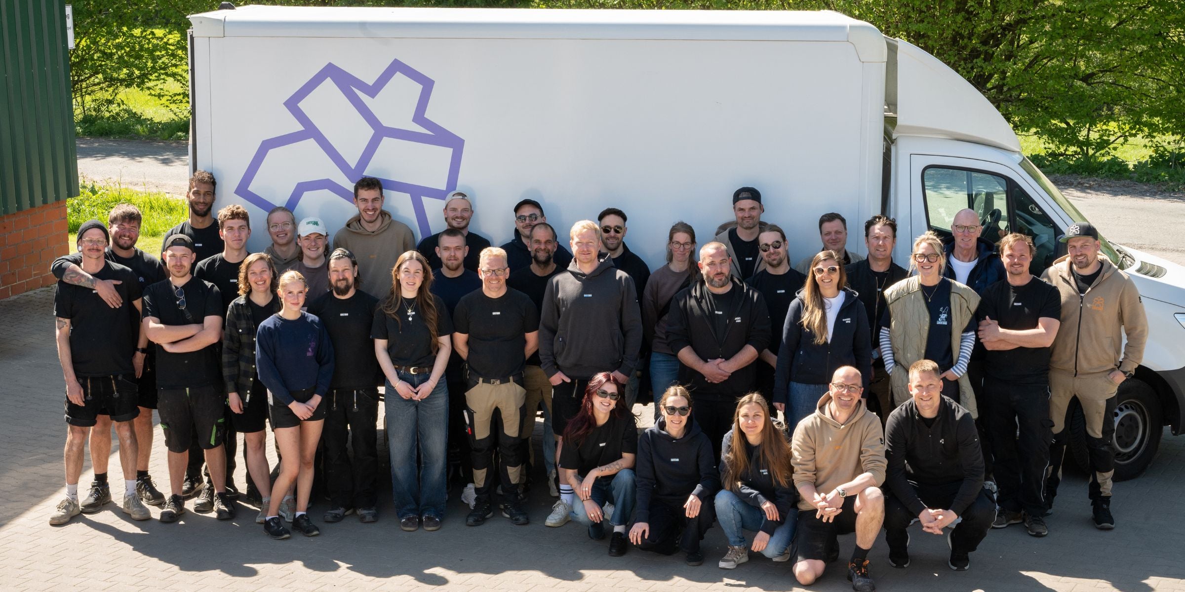 Das gesamte Team der KAWENTSMANN Gruppe vor der Werkstatt in Nottuln