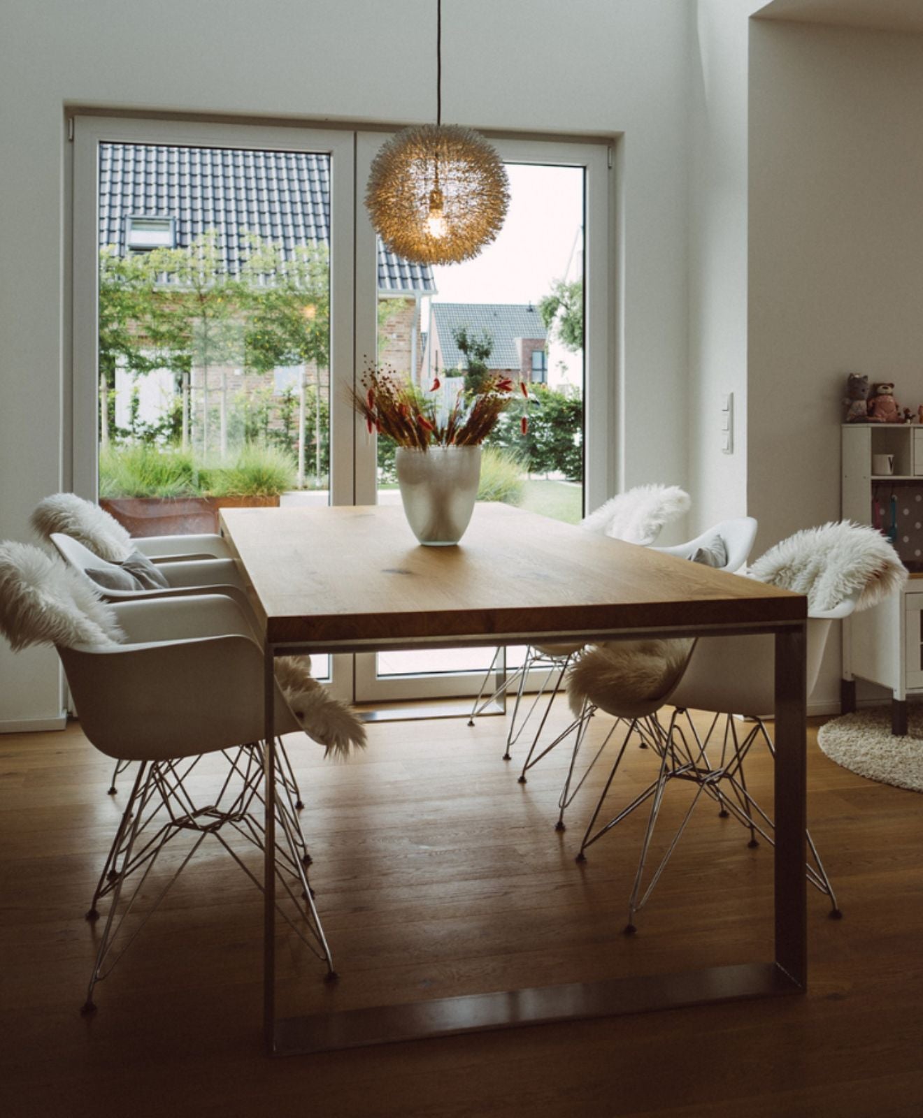 Esstisch Massivholz & Stahlgestell PANIBENGEL - Moodbild im Esszimmer