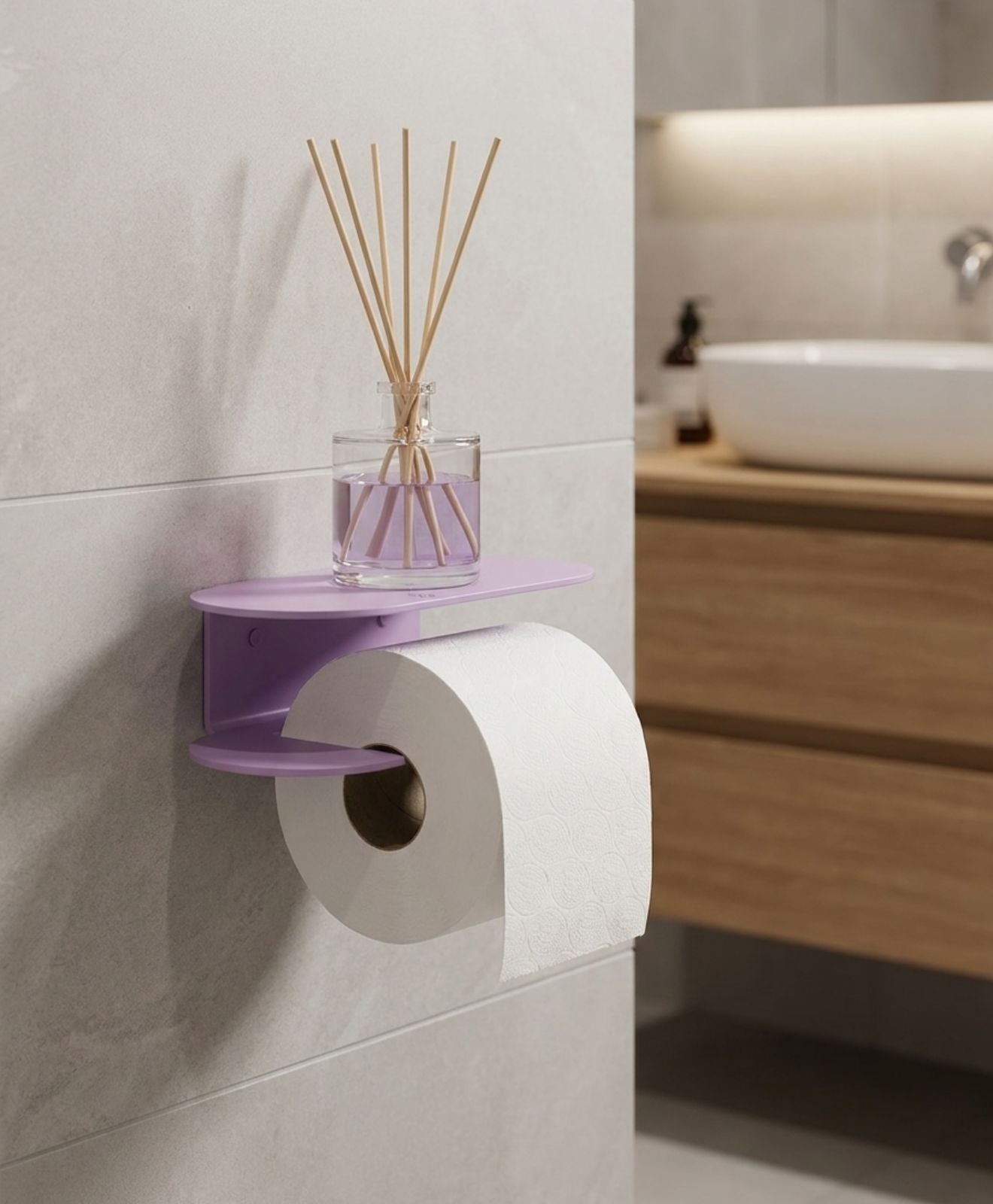 Toilettenpapierhalter ohne Bohren mit Ablage im Badezimmer mit Raumduft darauf