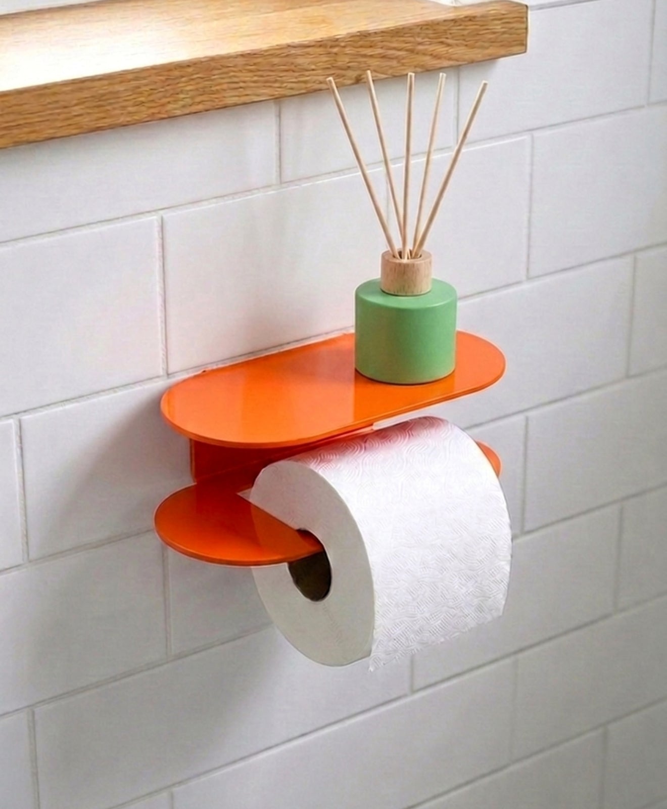Toilettenpapierhalter ohne Bohren mit Ablage im Badezimmer mit Raumduft darauf