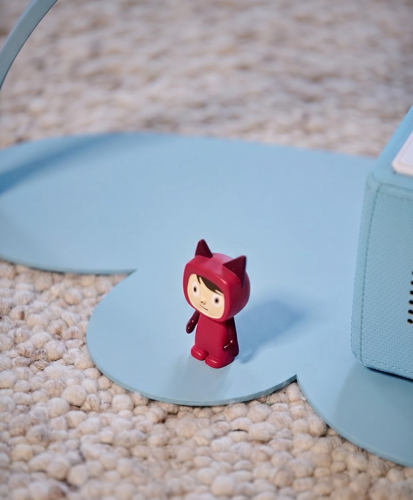 Regal für Toniebox & Tonies in Blau - Moodbild im Kinderzimmer auf dem Boden aufgestellt