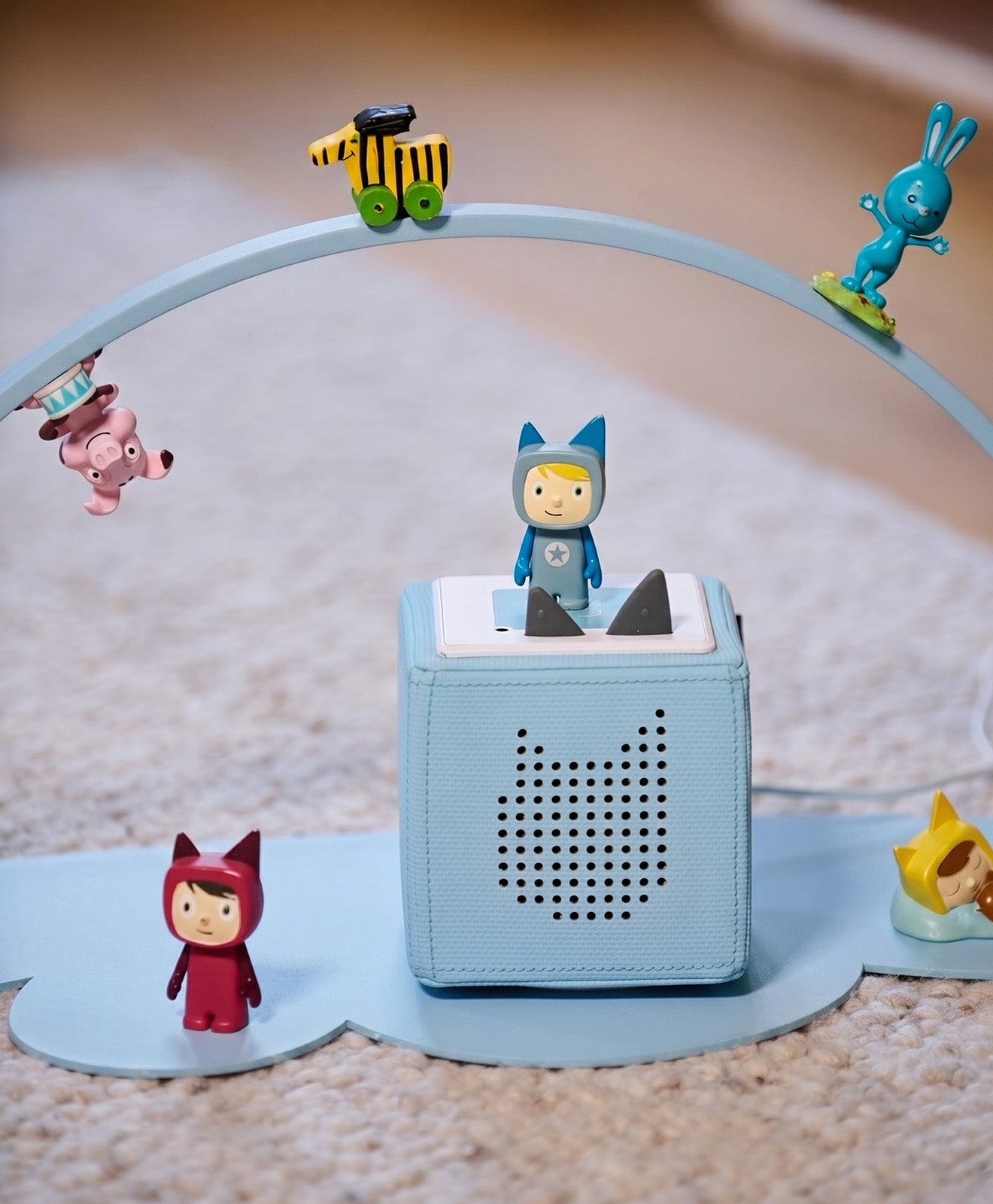 Regal für Toniebox & Tonies in Blau - Moodbild im Kinderzimmer auf dem Boden aufgestellt