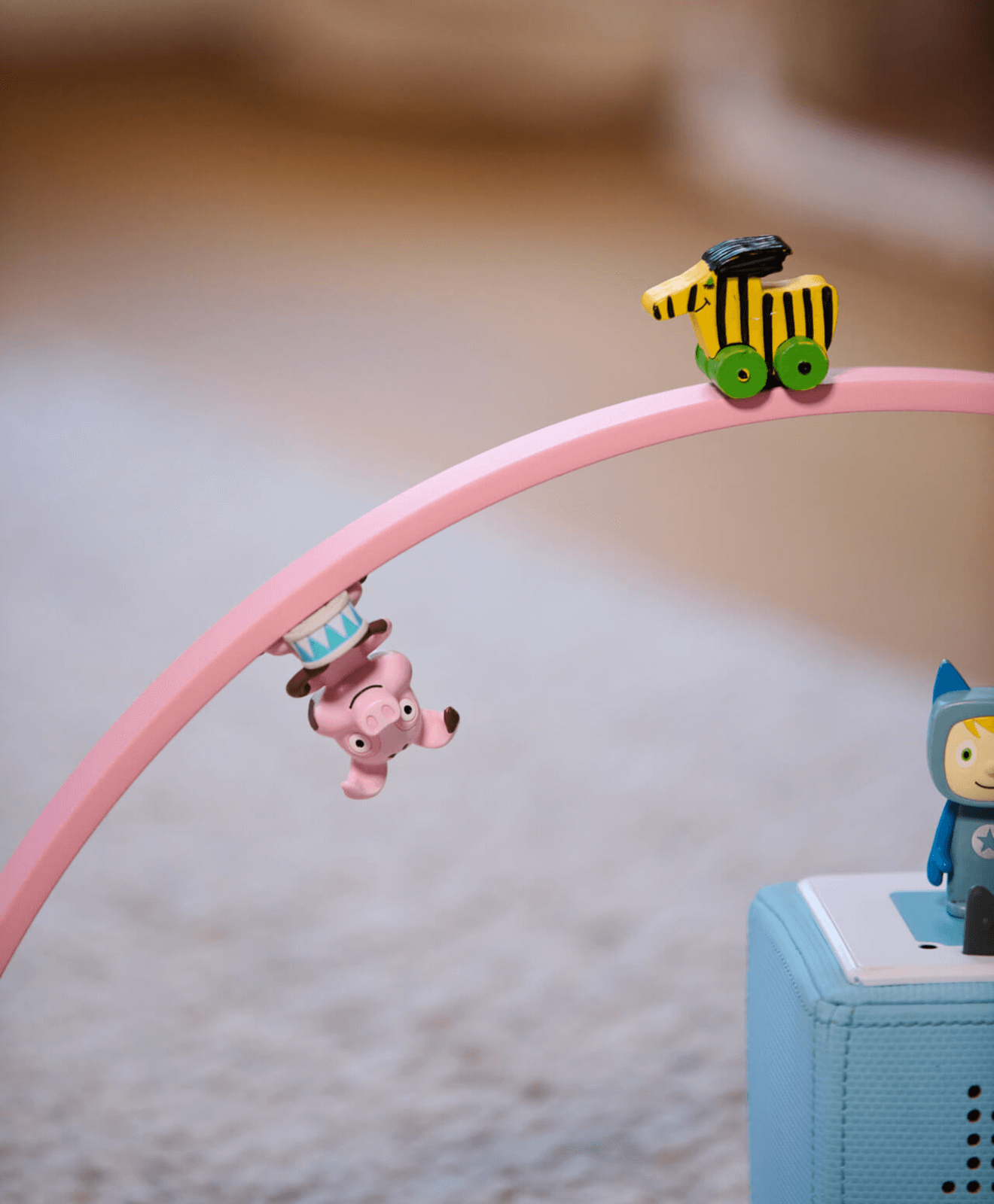 Regal für Toniebox & Tonies in Rosa - Moodbild im Kinderzimmer auf dem Boden aufgestellt