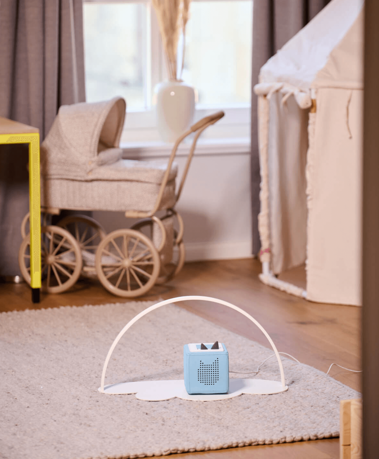 Regal für Toniebox & Tonies in Weiß - Moodbild im Kinderzimmer auf dem Boden aufgestellt