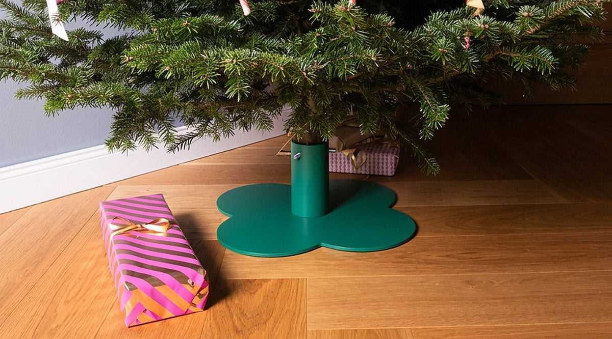 Weihnachtsbaumständer KLEE in Opalgrün mit Geschenk