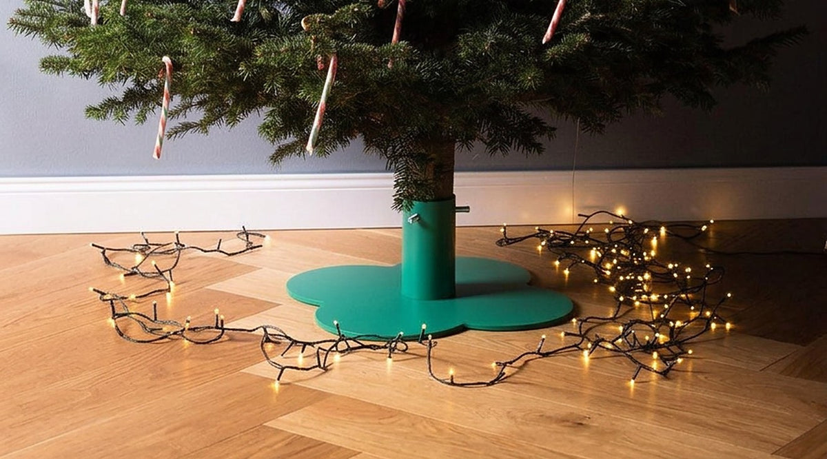 Weihnachtsbaumständer KLEE in Opalgrün mit Lichterkette