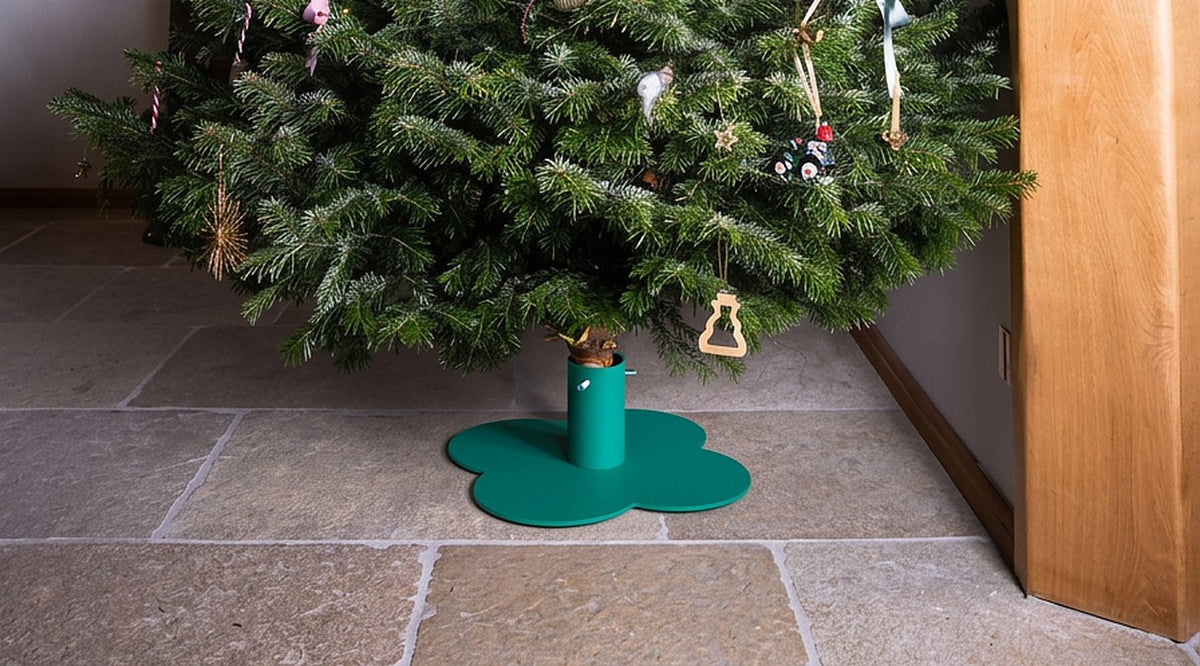 Weihnachtsbaumständer KLEE in Opalgrün auf Steinboden