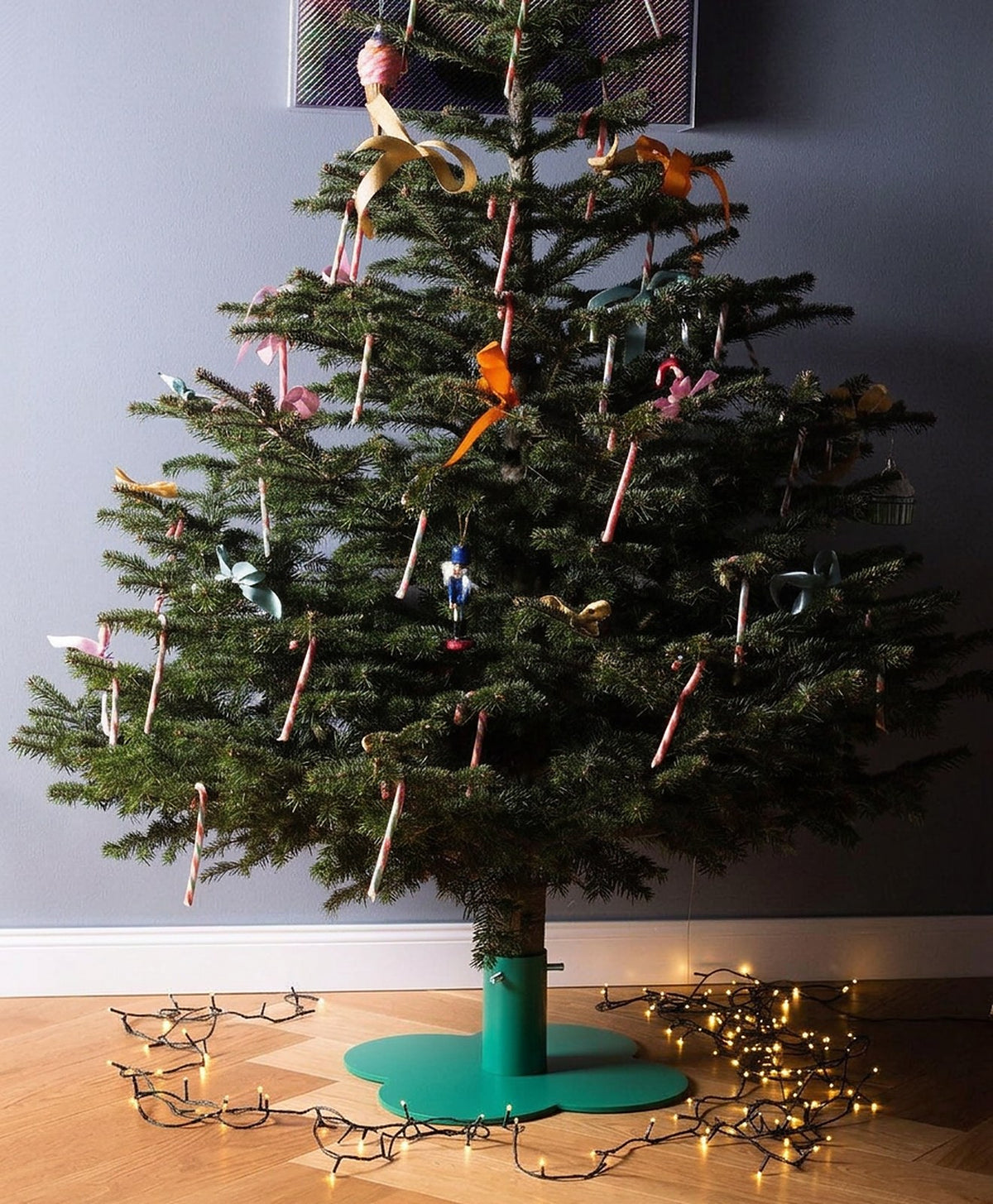 Weihnachtsbaumständer KLEE in Opalgrün mit Lichterkette #Farbe_Opalgrün RAL 6026