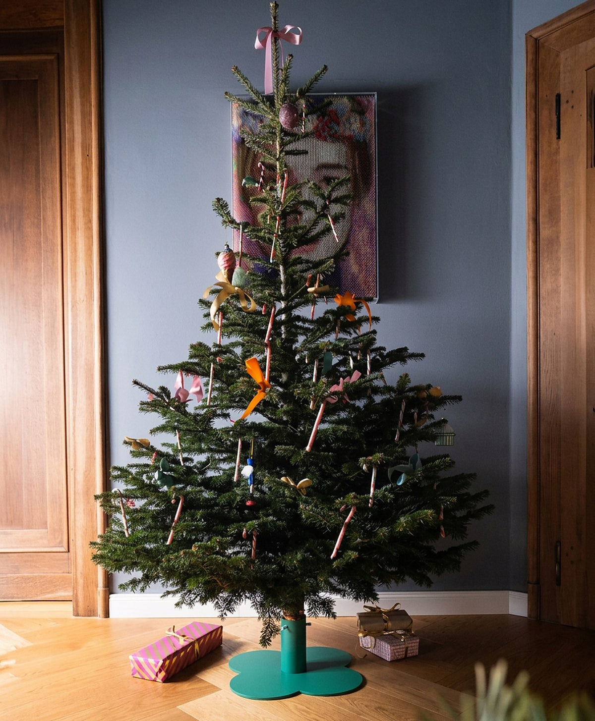 Weihnachtsbaumständer KLEE in Opalgrün im Wohnzimmer #Farbe_Opalgrün RAL 6026