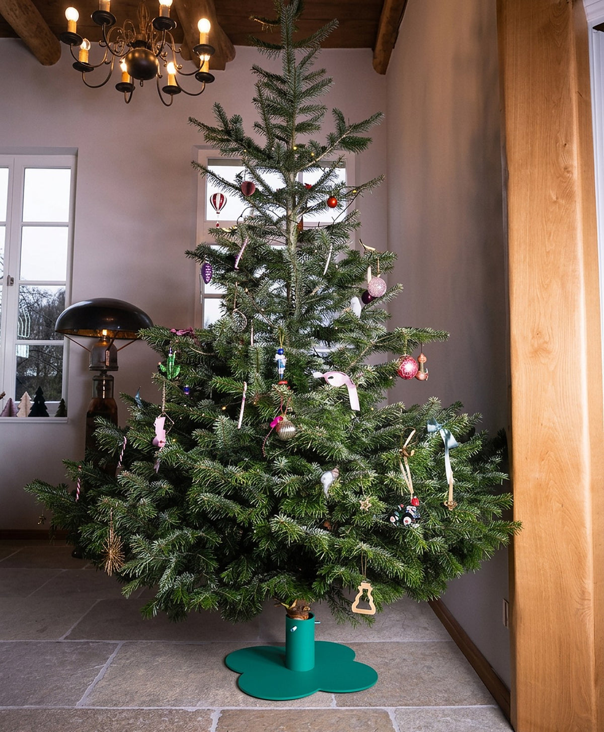 Weihnachtsbaumständer KLEE in Opalgrün auf Steinboden #Farbe_Opalgrün RAL 6026