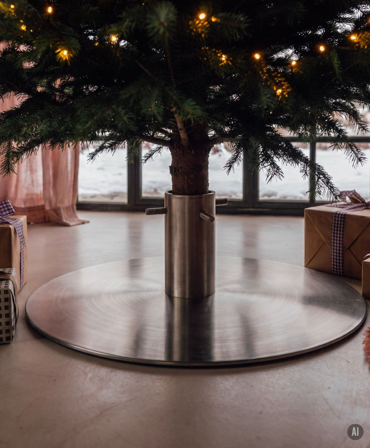Weihnachtsbaumständer ORBI Edelstahl unter geschmücktem Baum im Wohnzimmer