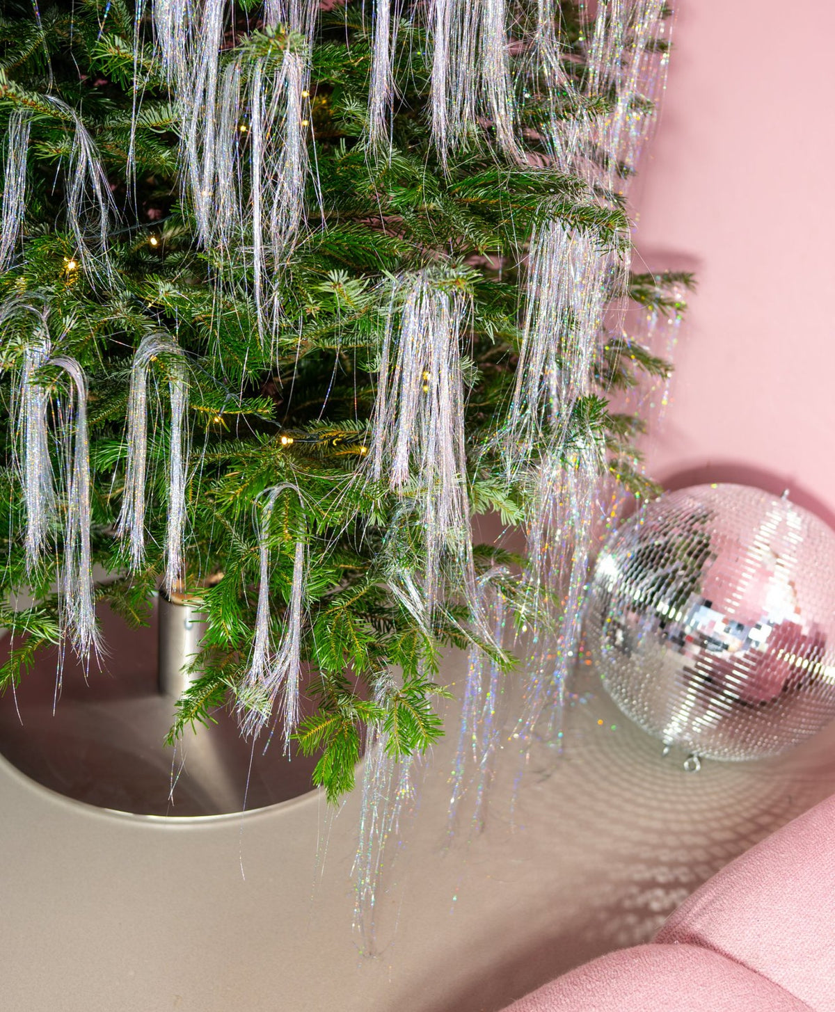 Weihnachtsbaumständer ORBI Edelstahl mit Lametta und Discokugel