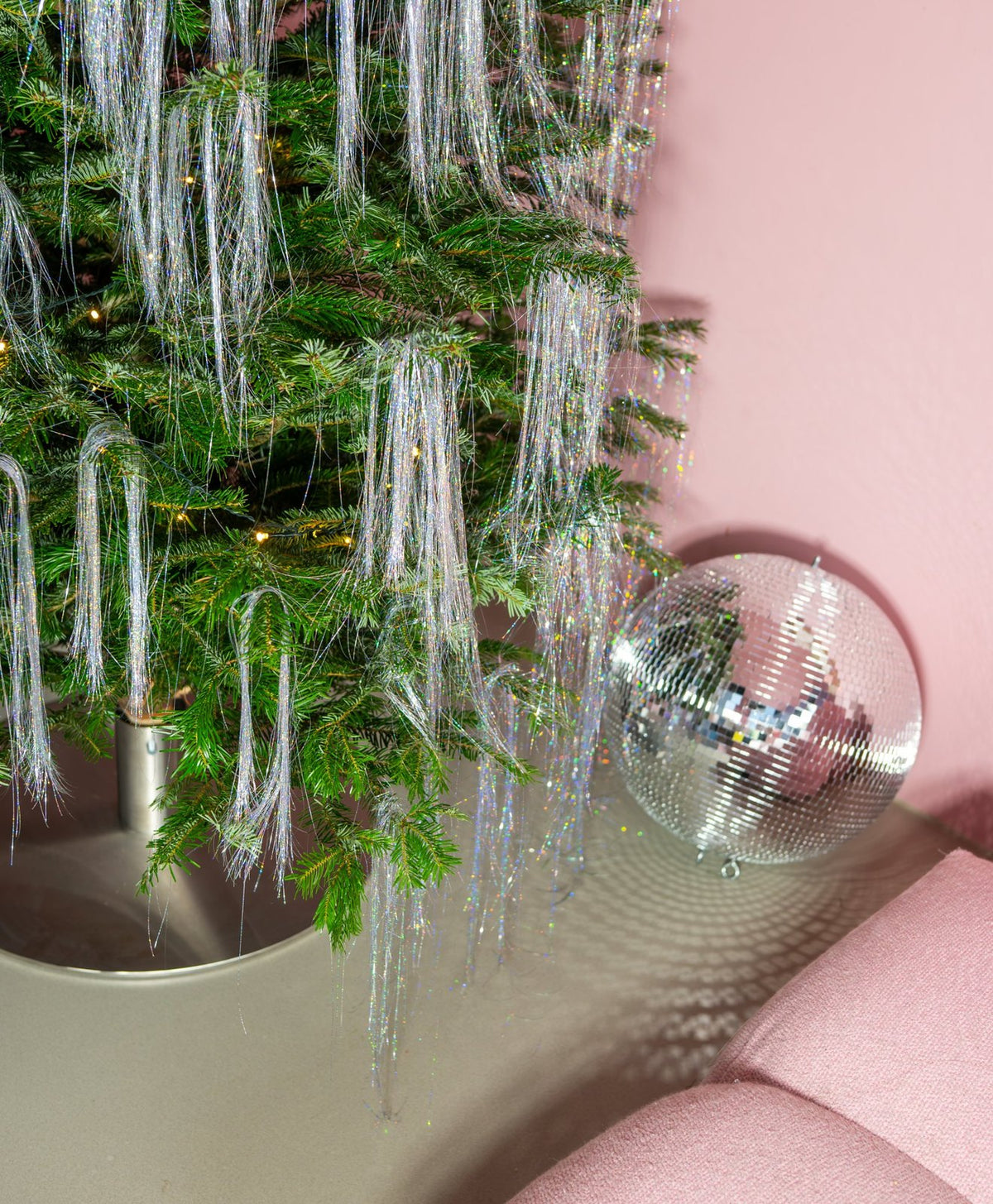 Weihnachtsbaumständer ORBI Edelstahl mit Lametta im Wohnzimmer