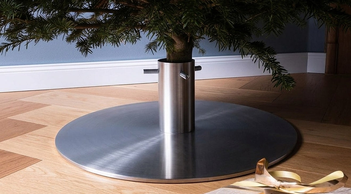 Weihnachtsbaumständer ORBI Edelstahl auf Holzboden