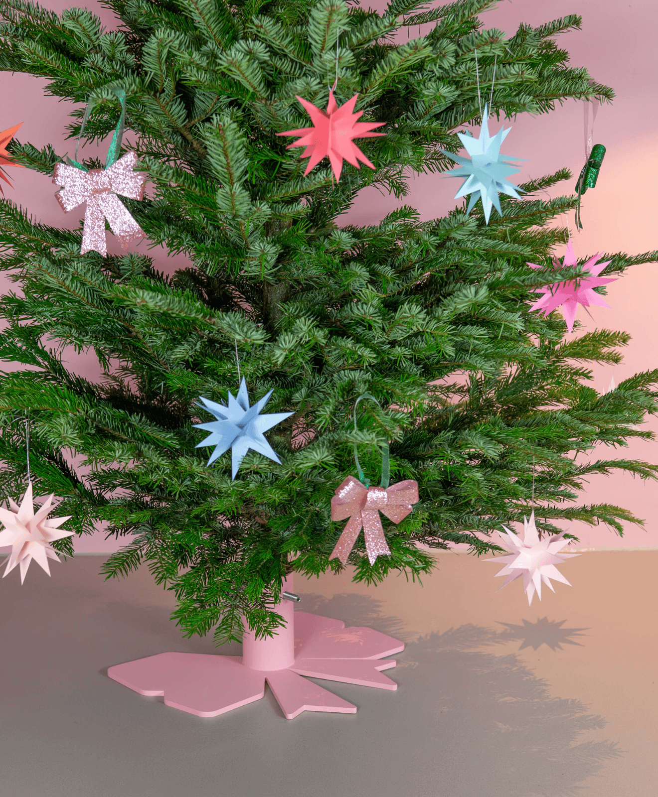 Weihnachtsbaumständer Schleife Moodbild mit Tannenbaum